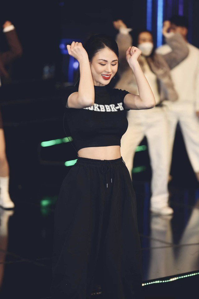 Có lúc người đẹp cá tính với croptop cùng quần thun đen khi tham gia một chương trình đòi hỏi vận động nhiều.