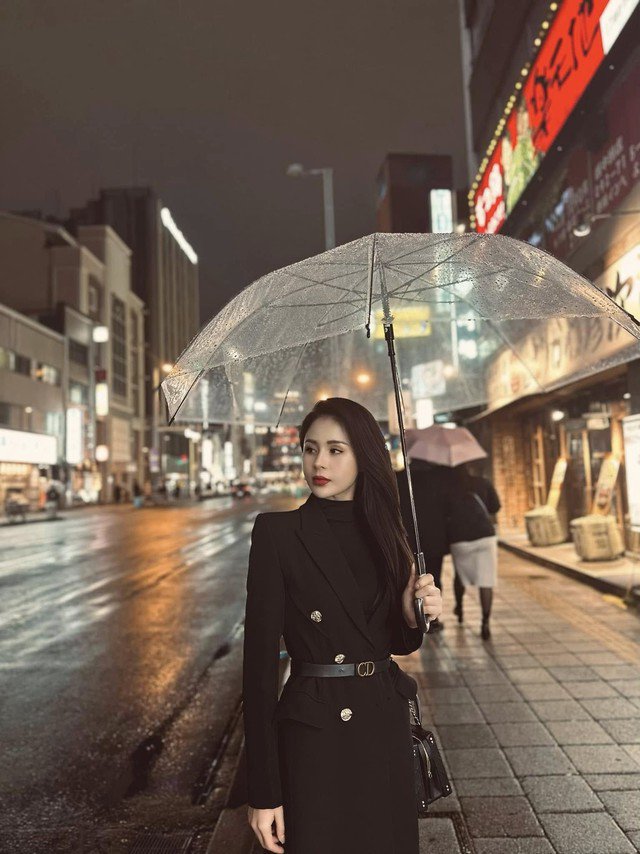 Lương Thu Trang trong trang phục này gợi nhớ đến một quý cô vừa dịu dàng mà vẫn thanh lịch. Thiết kế của người đẹp tưởng đơn giản nhưng lại có điểm nhấn là chiếc thắt lưng thương hiệu Diror xịn xò.