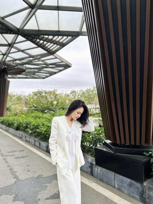 Người đẹp trẻ trung mix vest cách điệu cùng áo sơ mi trắng thắt nơ vừa thành lịch mà vẫn phá cách.