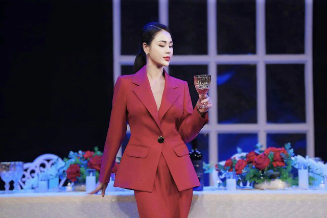 Người đẹp thành Tuyên mix đồ xuống phố ngày thu sang chảnh và nữ tính - 13