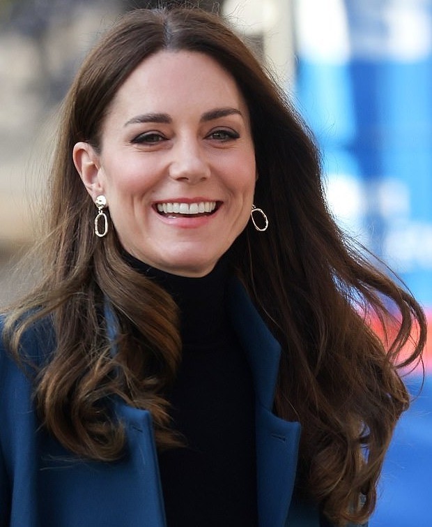 Màu nhuộm tone nâu cũng là một trong những gam màu quen thuộc của Vương phi Kate, giúp nàng dâu hoàng gia duy trì vẻ thanh lịch, sang trọng.