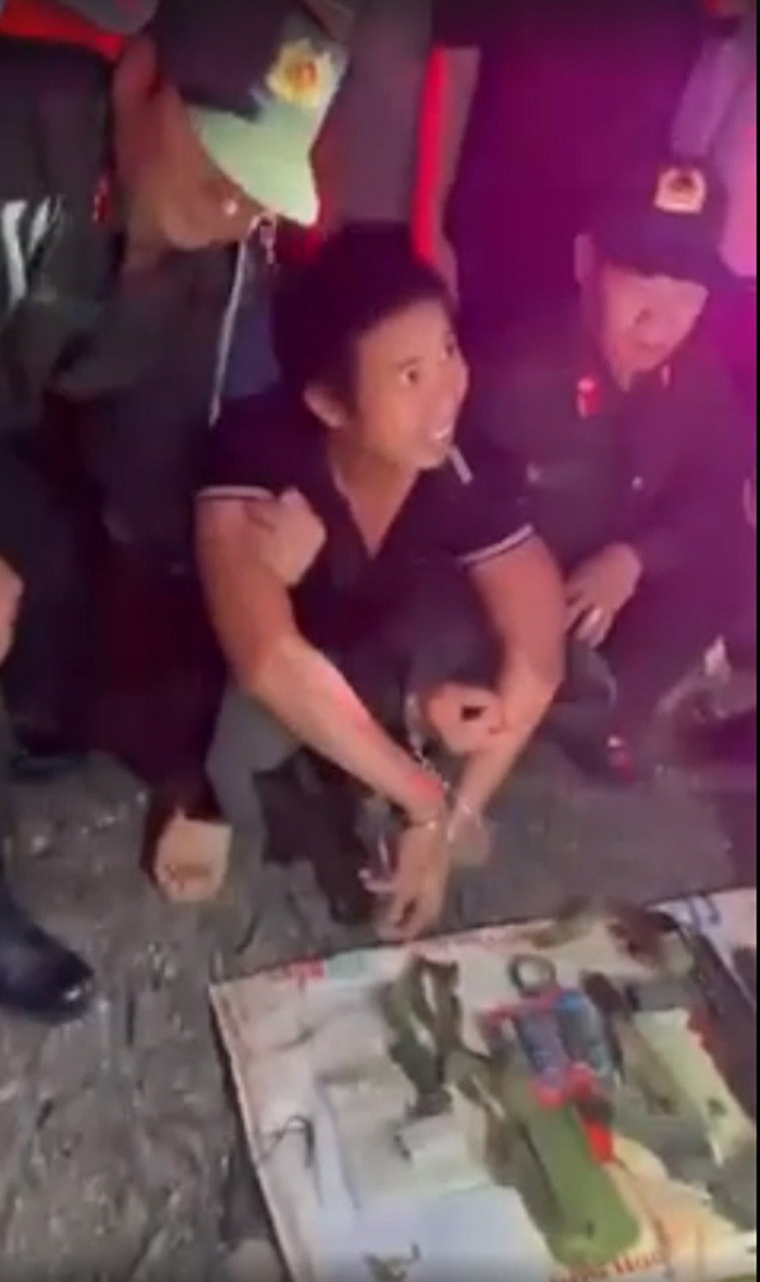 Biểu hiện như cười ngô nghê của nghi phạm Lê Sỹ Tùng lúc bị bắt