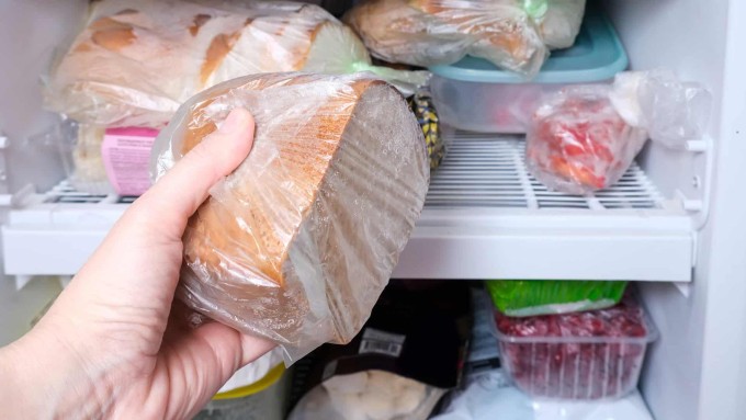 Trữ đông bánh mì mang đến nhiều lợi ích cho sức khỏe. Ảnh: Atoz1