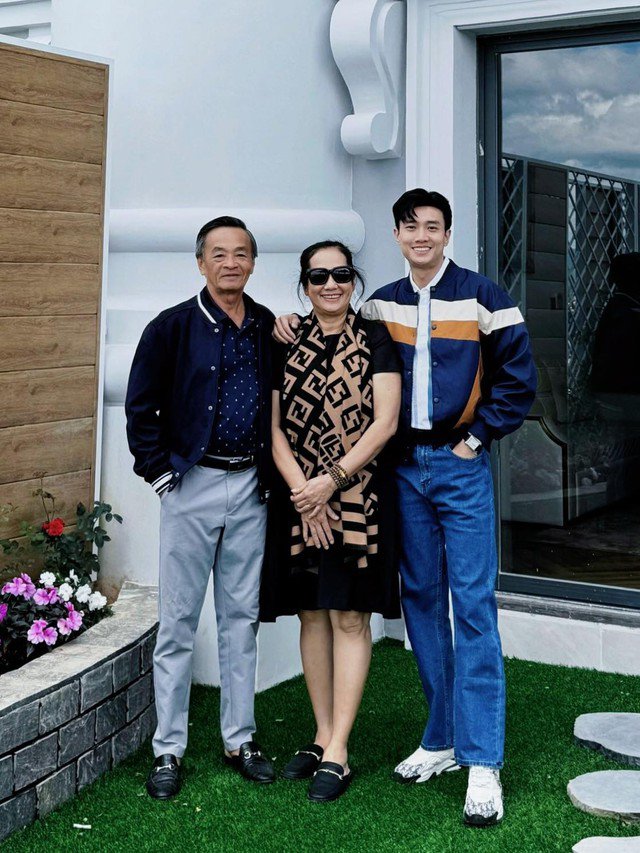 Quốc Trường chụp ảnh kỉ niệm bên bố mẹ trước căn biệt thự 25 tỷ đồng.