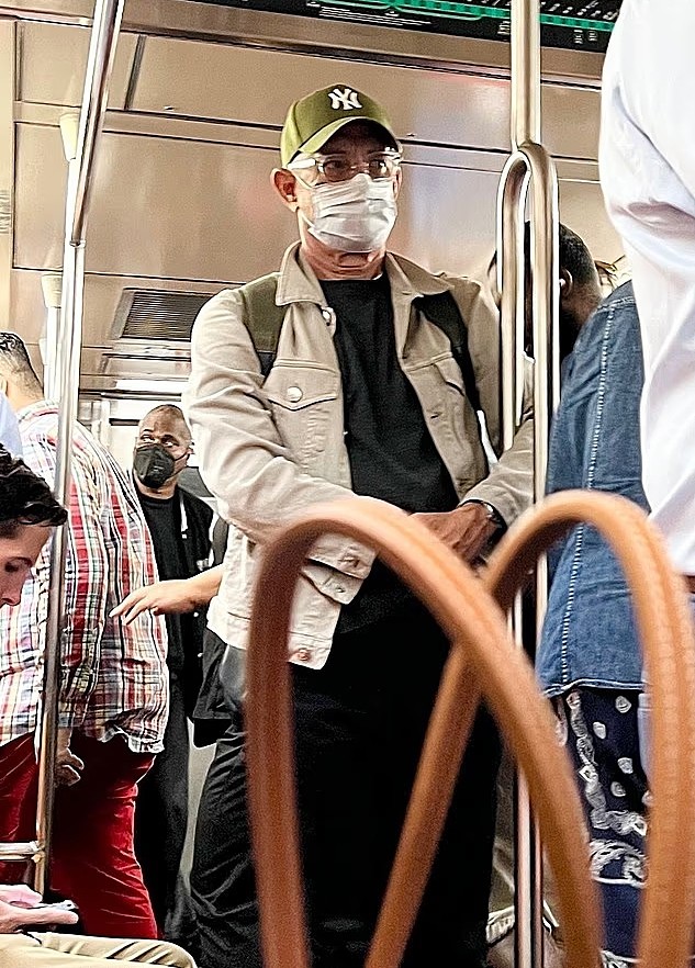 Tom Hanks trên tàu điện ngầm New York. Ảnh: Backgrid