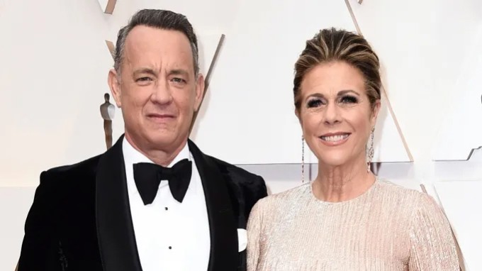 Tom Hanks và vợ, Rita Wilson, trên thảm đỏ Oscar. Ảnh: Invision