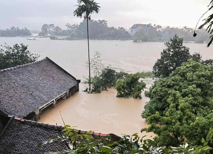 Một nhà dân bị nước ngập sâu ở xã Tiên Lục. Ảnh: Văn Tiến.