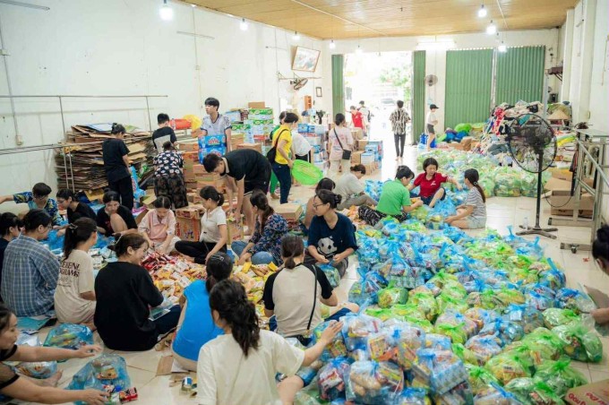 Nhóm thiện nguyện của chị Trần Thị Thái chuẩn bị hàng nghìn phần lương thực, gửi đến bà con vùng lũ ở Thái Nguyên ảnh hưởng bởi đợt bão Yagi, tháng 9/2024. Ảnh: Nhân vật cung cấp