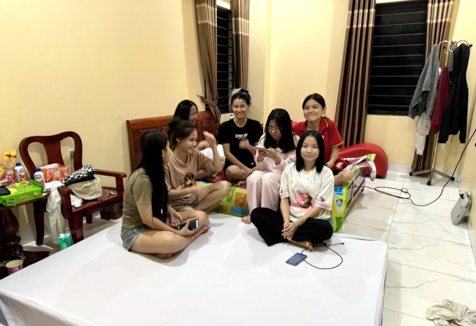 Bùi Thanh Hiếu (áo trắng) cùng nhóm 6 người bạn đến tá túc tại nhà nghỉ của chị Thảo Nguyên ở phường Quyết Thắng, tối 7/10. Ảnh: Thảo Nguyên