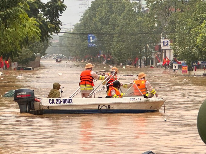 Lực lượng chức năng đến hỗ trợ người dân tại phường Quang Vinh, Thái Nguyên ngày 7/10. Ảnh: Thái Nguyên News