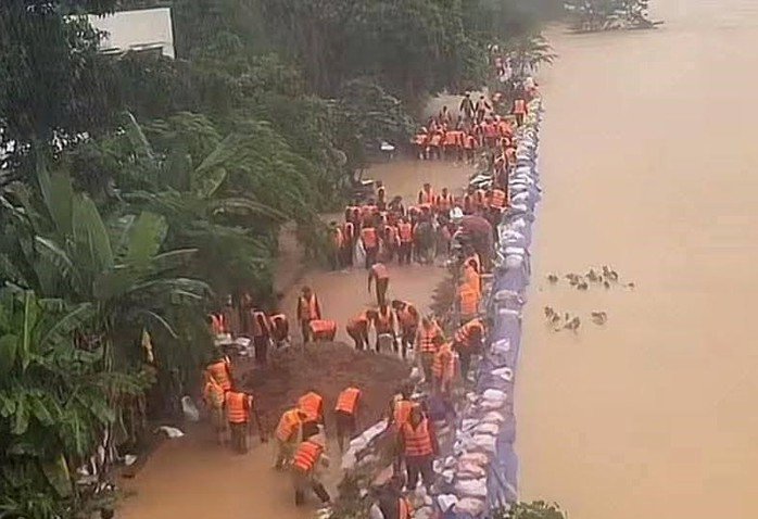 Lực lượng chức năng gia cố đê ngăn nước tràn vào khu dân cư. Nguồn: MXH