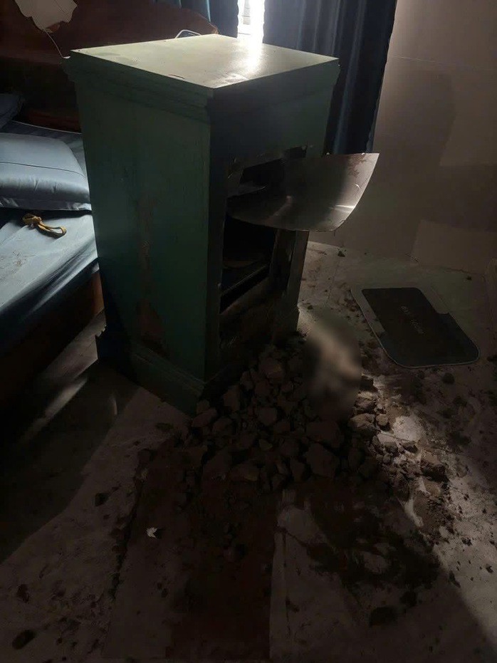 Gây án xong, đối tượng cưa két sắt lấy đi hơn 50 triệu đồng tiền mặt và bỏ trốn vào khu vực lô cao su cách hiện trường chừng 7 km. Đến sáng 3-10, đối tượng đón xe ôm về phường Phước Bình lẩn trốn