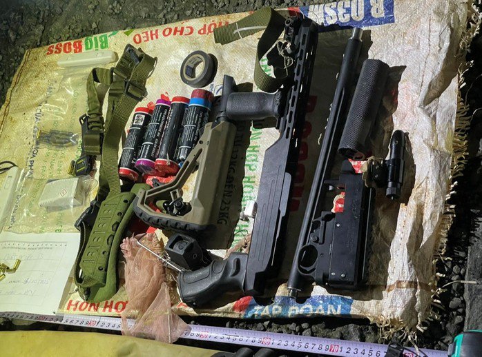 Trước những chứng cứ không thể chối cãi, Lê Sỹ Tùng đã thừa nhận toàn bộ hành vi giết người, cướp tài sản. Từ lời khai của nghi phạm, cảnh sát đã thu giữ vật chứng của vụ án gồm một khẩu súng, 550 viên đạn, hơn 50 triệu đồng do Tùng cướp được cùng nhiều tang vật có liên quan.