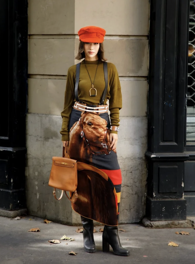 Mùa Xuân/Hè 2025, Quỳnh Anh Shyn đã “ra quân” sớm và gây ấn tượng mạnh khi góp mặt trong 16 show diễn chỉ trong vòng chưa đầy một tháng, trải dài suốt ba tuần lễ thời trang lớn tại London, Milan và Paris. Từ phong cách cổ điển thanh lịch đến những bản phối táo bạo, Quỳnh Anh Shyn chứng minh khả năng biến hóa linh hoạt như một “tắc kè hoa” thực thụ.