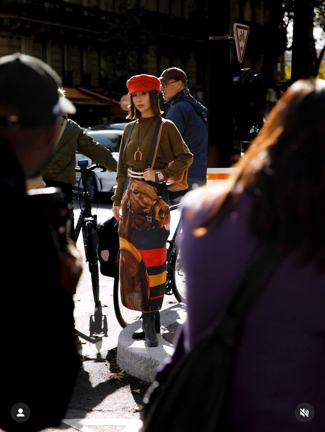 Thần thái tự tin và ánh nhìn sắc sảo của Quỳnh Anh Shyn khiến bộ ảnh mang hơi hướng thời trang đường phố pha chút cổ điển. Không chỉ chú trọng sự chỉn chu trong từng chi tiết, cô còn thể hiện tinh thần thử nghiệm - biến những món đồ quen thuộc thành điểm nhấn cá tính.