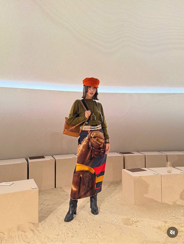 Không chỉ được giới mộ điệu ghi nhận, Quỳnh Anh Shyn còn nhiều lần góp mặt trong danh sách The Best Street Style của các tạp chí quốc tế.