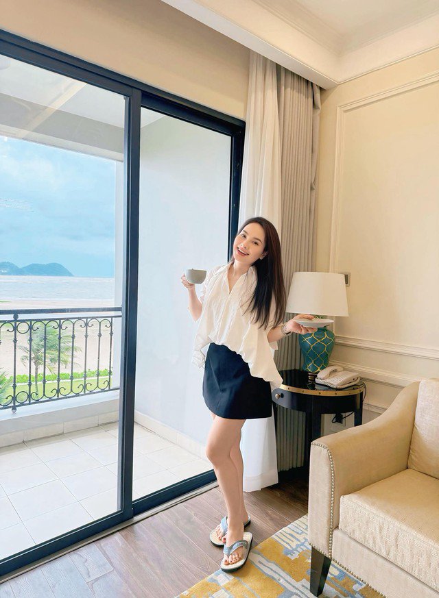 Không sở hữu chân dài nhưng tỉ lệ cơ thể cân đối đã giúp Bảo Thanh diện trang phục nào cũng xinh đẹp. Ở khoảnh khắc này, người đẹp khéo léo diện chân váy ngắn màu đen kết hợp cùng áo trắng sơ mi bánh bèo dịu dàng.