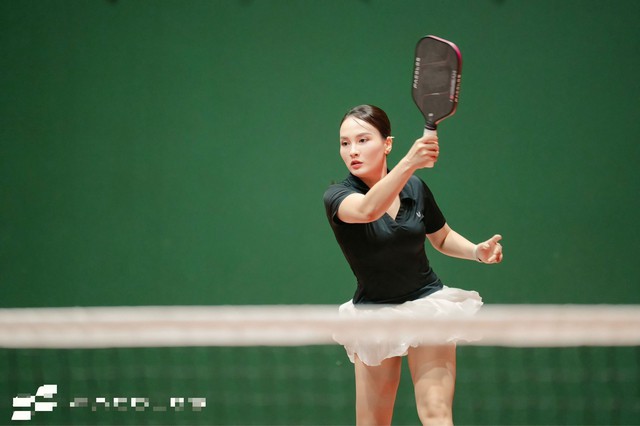 Bảo Thanh cũng là những mỹ nhân Việt mê bộ môn pickleball và cô khá quan tâm đến thời trang khi đi chơi thể thao. Diễn viên ưa sự năng động nên cô chọn trang phục gọn gàng mà vẫn không kém phần nữ tính.