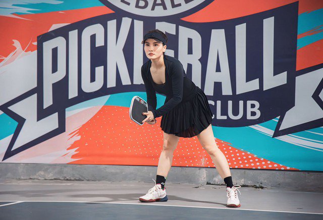 Người đẹp khi thì cá tính với trang phục đồng màu đen.