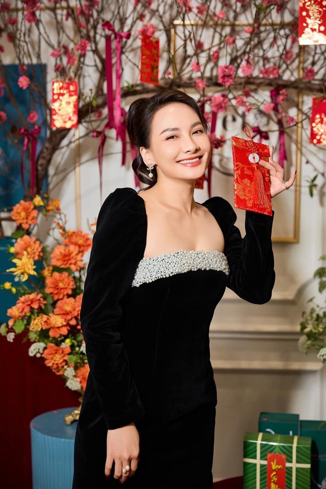 Sở hữu vòng một nảy nở, Bảo Thanh không ngại diện những bộ đầm cúp ngực khoe được vẻ đẹp căng tràn, gợi cảm.