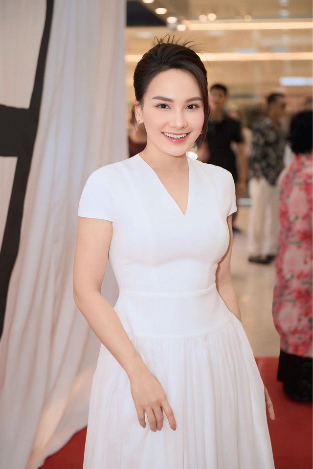 Hay ở một sự kiện khác, nữ diễn viên quê Bắc Ninh như nàng thơ với đầm trắng muốt tinh tế. Những hình ảnh của Bảo Thanh cho thấy dù bạn không sở hữu đôi chân dài như siêu mẫu nhưng bạn vẫn mặc đẹp nhờ mix đồ hợp lý và thông minh như nữ diễn viên.
