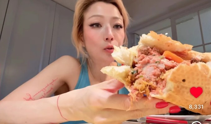 Trịnh Tú Văn khen bánh mì pate rất ngon. Ảnh: Weibo