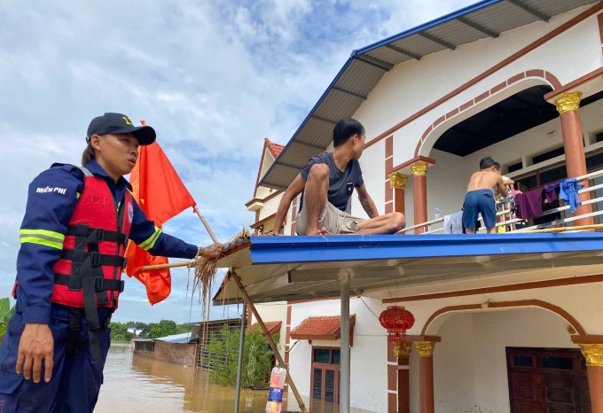 Các xuồng của Đội cứu hộ 116 tiếp cận gia đình mắc kẹt tại xã Điềm Thụy, đưa người dân đến nơi an toàn, sáng 8/10. Ảnh: Nhâm Quang Văn