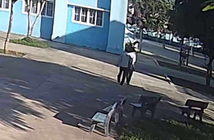 Camera an ninh ghi lại cảnh thầy Đàng T. có tác động đồng nghiệp