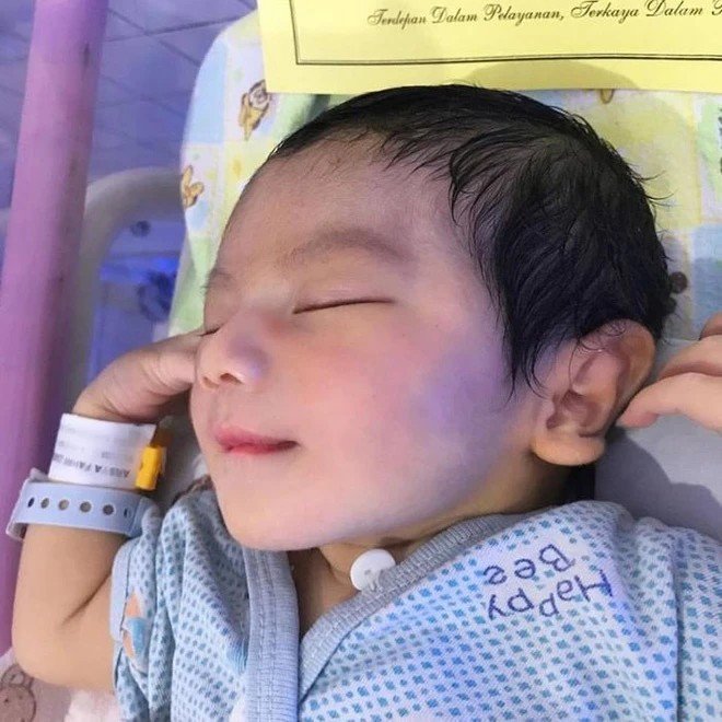 8 năm trước, mạng xã hội khắp châu Á từng 'bùng nổ' và lan truyền chóng mặt hình ảnh về một bé trai sơ sinh người Thái Lan tên là Arsya.