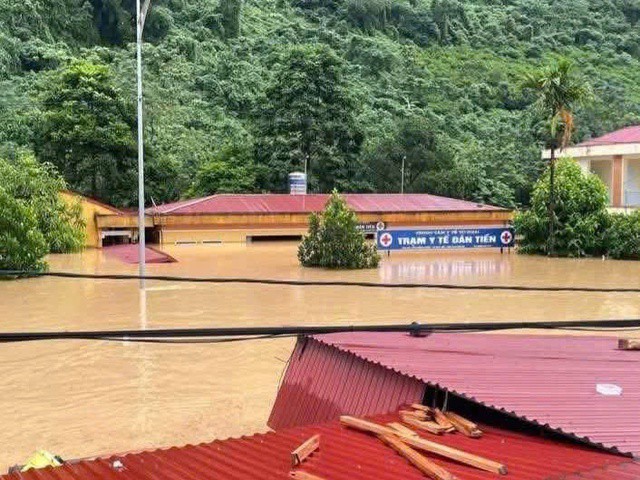 Thái Nguyên ngập lụt lịch sử, nhiều cơ sở y tế bị cô lập, chìm trong biển nước - 1
