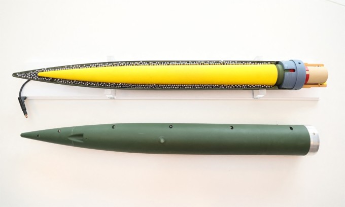 Đầu đạn FZ123 vối khối thuốc nổ mạnh (vàng) và bi thép trong ảnh chụp ngày 3/10. Ảnh: AFP