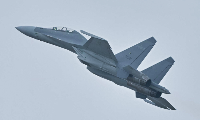 Tiêm kích J-16 Trung Quốc bay biểu diễn tại triển lãm hàng không Chu Hải tháng 11/2024. Ảnh: AFP