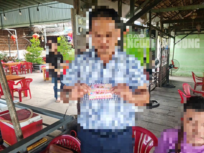 1 trong 3 người đàn ông ở An Giang đang ngồi nhậu thì hay tin trúng giải độc đắc vé số Bạc Liêu