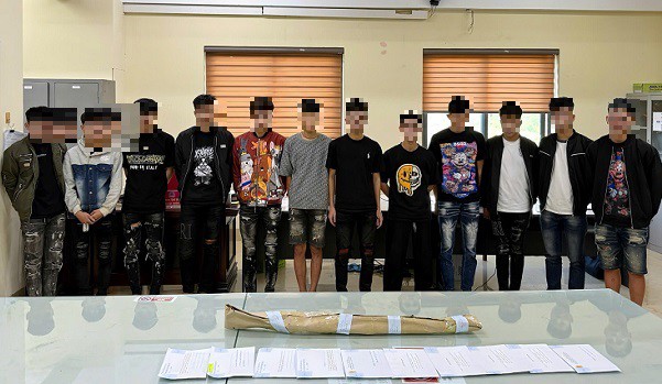 12 đối tượng bị tạm giữ. Ảnh: Công an Sơn La.