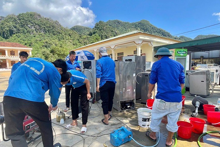 Nhiều hoạt động hỗ trợ vệ sinh thiết bị điện tử của người dân vùng lũ đang được các tổ chức thực hiện.