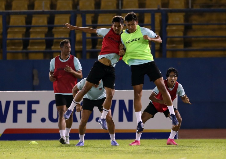 Buổi tập của ĐT Nepal diễn ra từ 18h15, trước sự tò mò của đông đảo giới truyền thông Việt Nam.