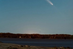 Lý do chúng ta vẫn an toàn dù hàng ngàn thiên thạch lao vào Trái Đất...