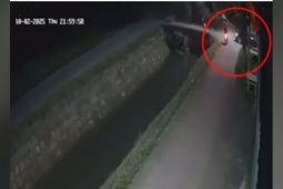 Clip: Thót tim xe máy phóng nhanh bị ô tô đâm bay thẳng xuống kênh mương