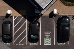 Xe điện gặp cú sốc lớn: Xe xăng sẽ “tái xuất” ngôi vương?