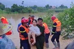 Tin tức trong ngày - Giải cứu 11 người ở Bắc Ninh mắc kẹt giữa mênh mông biển nước