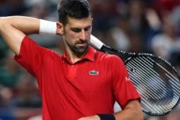 Djokovic bức xúc văng tục với HLV, bỏ họp báo ở Thượng Hải Masters