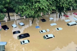 Tin tức trong ngày - Lũ đổ về cuồn cuộn, nhiều khu dân cư bị cô lập, nhà dân, ô tô chìm trong "biển nước"