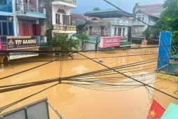 Tin tức trong ngày - 25 người chen chúc trên tầng 2 nhà duy nhất giữa lũ ngập ở Lạng Sơn