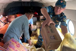 Tin tức trong ngày - Trực thăng thả hàng cứu trợ người dân vùng lũ Lạng Sơn