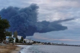 Thế giới - Kho dầu ở Crimea cháy mãi không dứt, Nga tuyên bố hạ hàng trăm UAV Ukraine