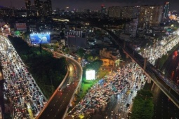 Tin tức trong ngày - Giao thông rối loạn trong mưa ngập ở TP HCM