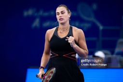 Tennis đỉnh cao châu Á: De Minaur cán mốc ấn tượng, Sabalenka lội ngược dòng