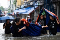 Tiểu thương chợ sinh viên nức tiếng khu Cầu Giấy tất tả chạy lụt
