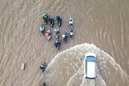 Tin tức trong ngày - Xe máy ‘rẽ sóng’ giữa phố, tìm đường lên cao tốc tránh ngập tại Hà Nội