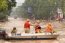 Bạn trẻ - Cuộc sống - Người dân cưu mang nhau trong lũ